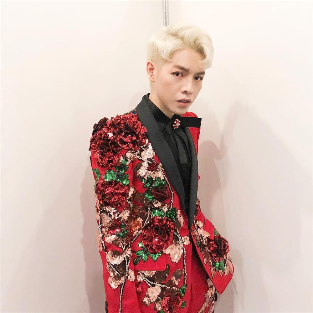 Học tập các fashionista, giọng ca "Ta còn yêu nhau" rất chú ý đến việc phát huy sức mạnh của phụ kiện như giày dép, túi, mắt kính...