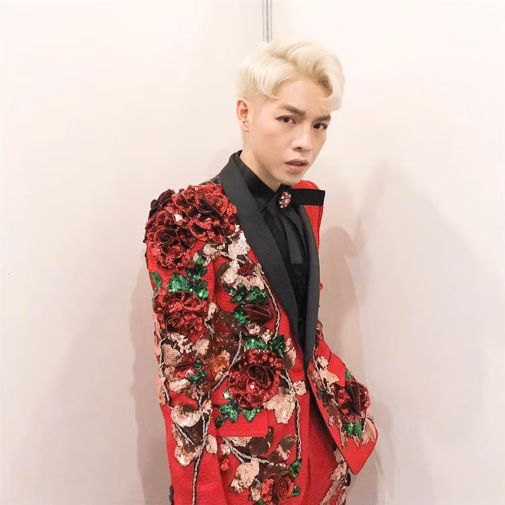 Học tập các fashionista, giọng ca "Ta còn yêu nhau" rất chú ý đến việc phát huy sức mạnh của phụ kiện như giày dép, túi, mắt kính...