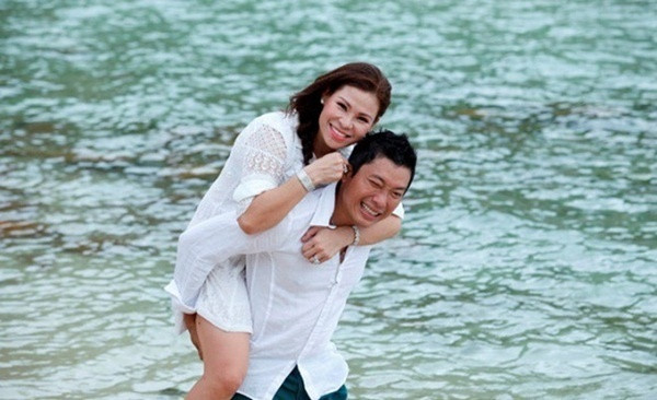 Lấy vợ giàu nứt đố đổ vách, cuộc sống của Kinh Quốc bước sang một trang mới. Nam diễn viên từng chia sẻ, anh nhận được sự hậu thuẫn rất lớn về mặt kinh tế từ bà xã đại gia khi theo đuổi công việc sản xuất các bộ phim ngắn.