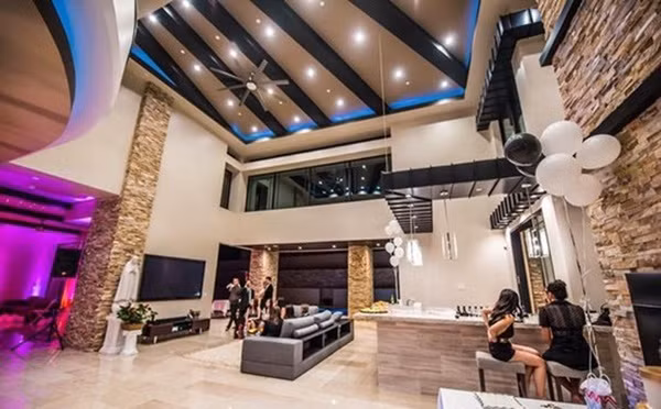 Sao nam “len doi” nho lay vo dai gia: O nha sang, di xe xin bac ty-Hinh-8