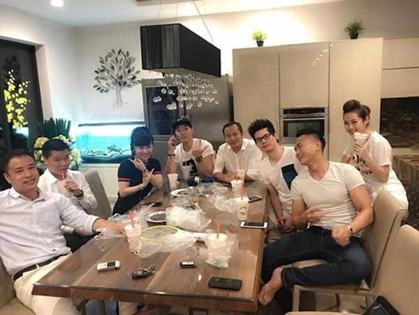 Không gian phòng ăn rộng rãi, là nơi tổ chức những bữa gặp mặt với người thân, bạn bè.