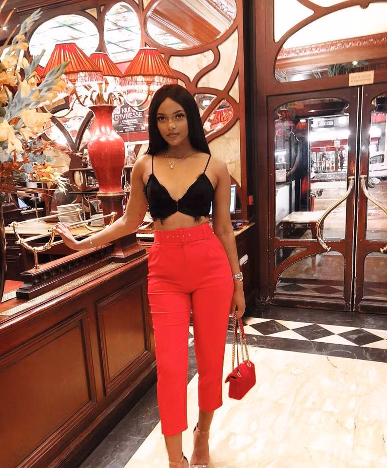 Với lợi thế chiều cao 1m85 và vóc dáng thon thả, người đẹp gốc Congo luôn nổi bật trong những trang phục táo bạo.