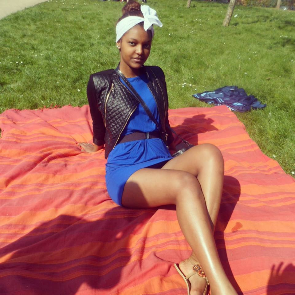 Dorcas Dienda diện chiếc váy xanh ngắn khoe đôi chân dài miên man.