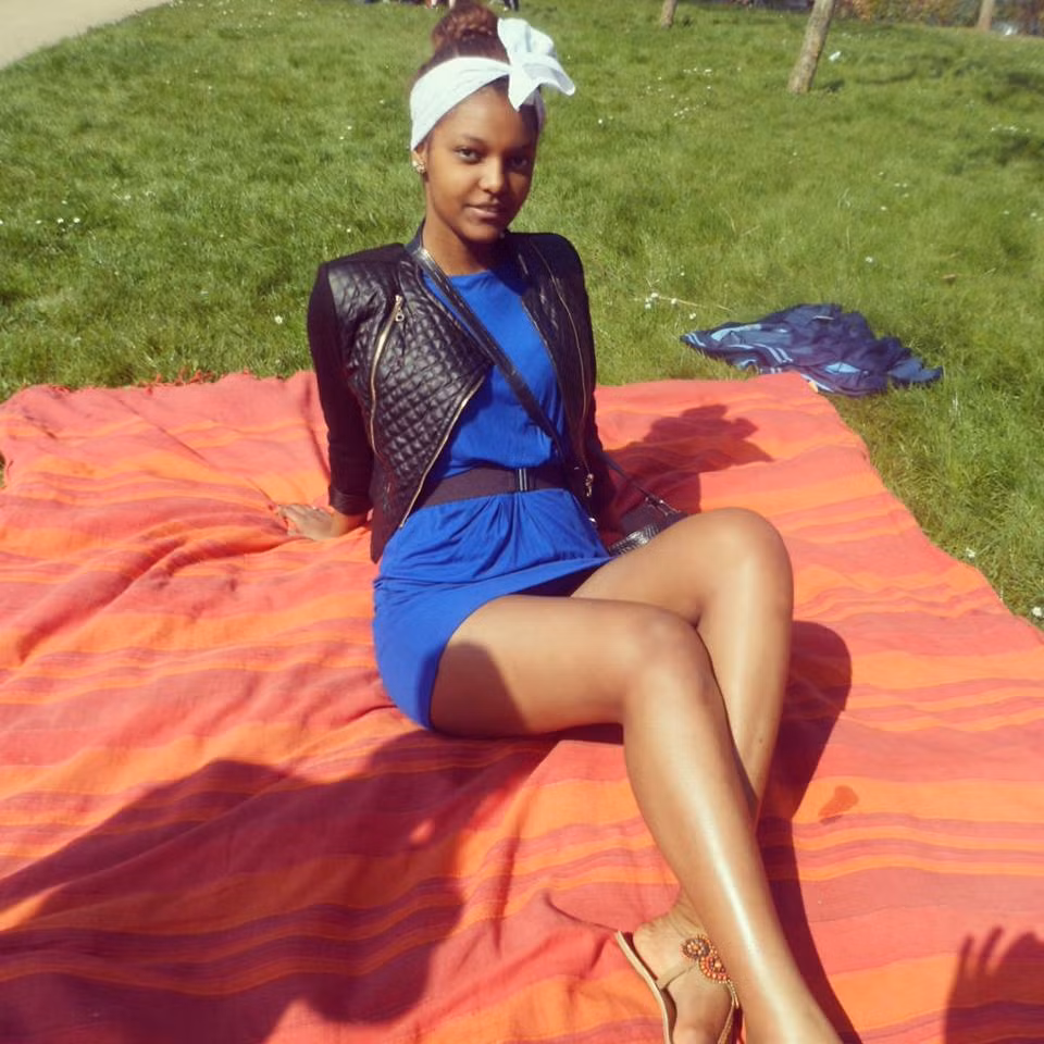 Dorcas Dienda diện chiếc váy xanh ngắn khoe đôi chân dài miên man.