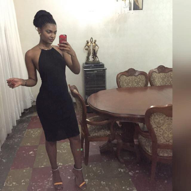 Chiếc váy đen cổ yếm ôm sát khoe vòng eo con kiến.