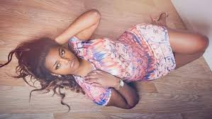 Sau sự cố hy hữu, Hoa hậu Dorcas Dienda được dân mạng truy lùng. Ngoài đời, cô nàng sở hữu gu thời trang gợi cảm và quyến rũ.