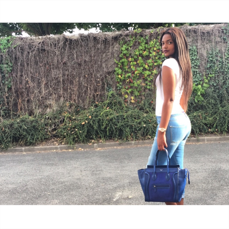 Trang phục xuống phố của cô thường khá giản dị với áo phông và quần jean.