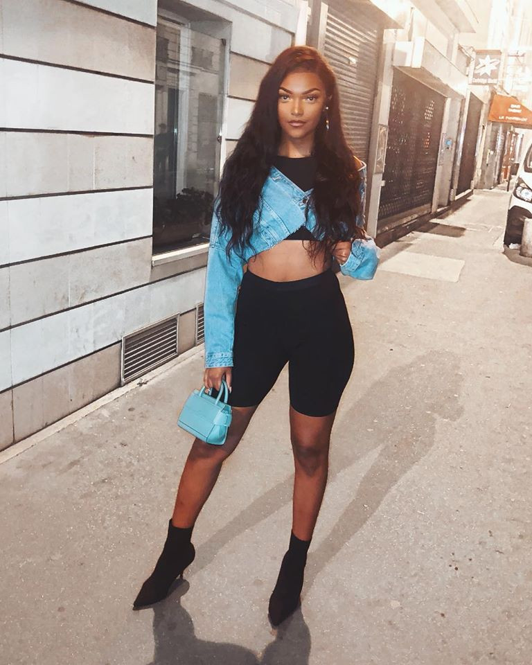 Cô thường phối trang phục rất cá tính và thời thượng.