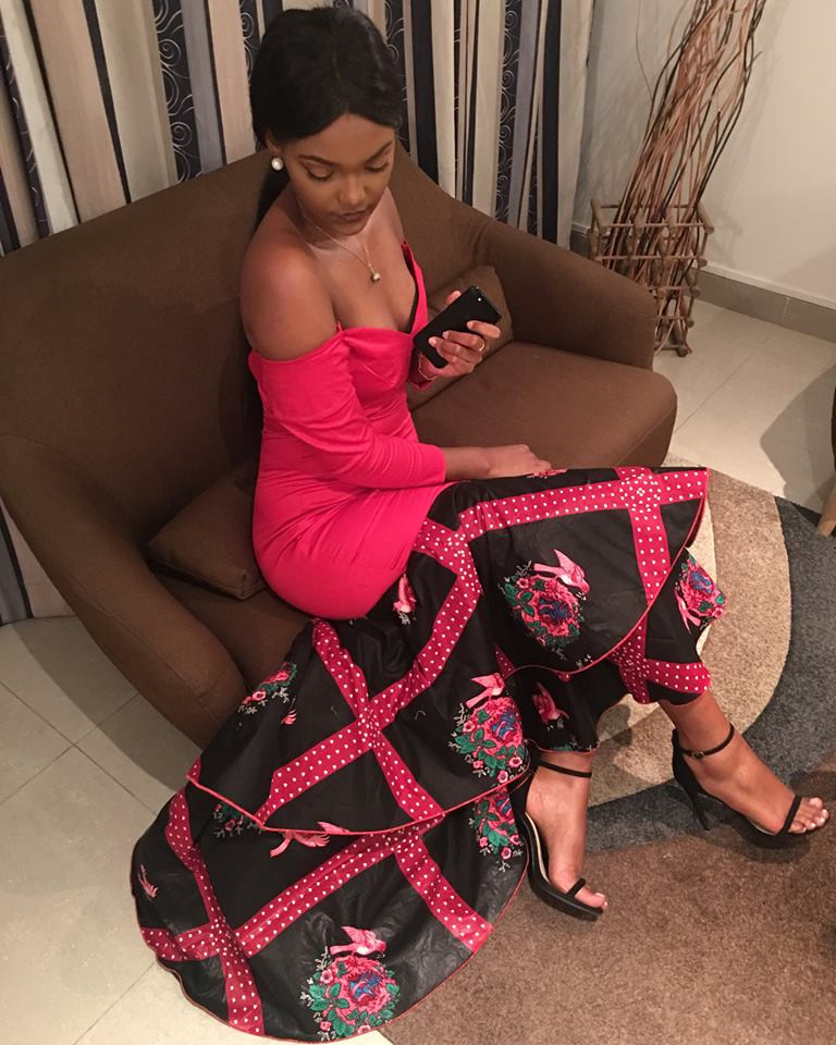 Chiếc đầm cúp ngực ôm eo giúp người đẹp 22 tuổi khoe những lợi thế cơ thể.