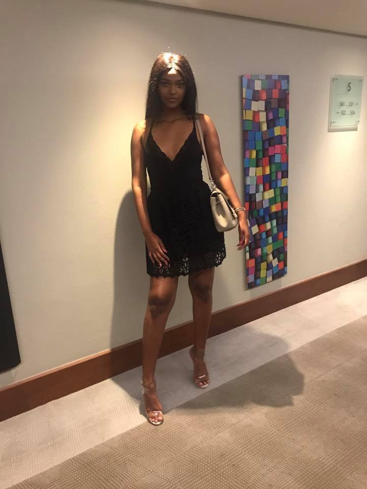 Chiếc váy hai dây đen tôn lên vóc dáng thanh mảnh của tân hoa hậu châu Phi.