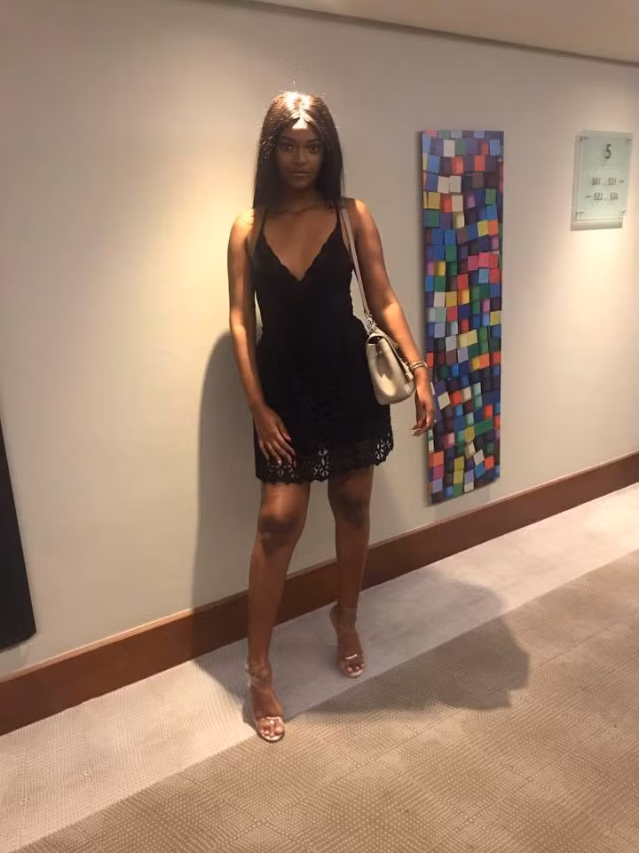 Chiếc váy hai dây đen tôn lên vóc dáng thanh mảnh của tân hoa hậu châu Phi.