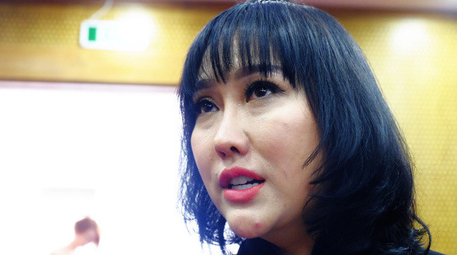 Trước đó, "nữ hoàng dao kéo" Phi Thanh Vân cũng đã từng gánh chịu hậu quả từ những biến chứng sau phẫu thuật thẩm mỹ. Tại một sự kiện vào tháng 5/2018, Phi Thanh Vân để lộ chiếc cằm biến dạng, sống mũi nhọn hoắt, làn da sần sùi.