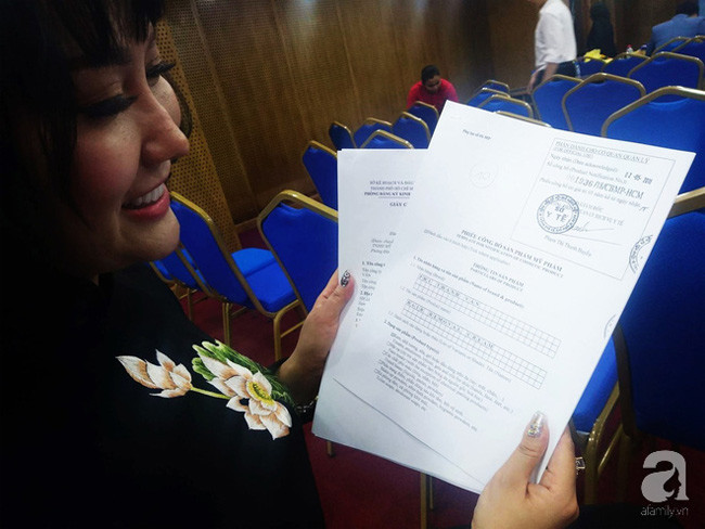 Khá đông người hâm mộ cho rằng, đây là những biến chứng mà cô gặp phải sau nhiều cuộc “dao kéo” lớn nhỏ đã thực hiện suốt nhiều năm qua.