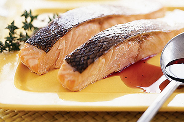 Cá với rượu: Một ly rượu nhỏ có thể làm giảm mức đường huyết ở một số người. Rượu kết hợp với cá trong bữa tối giúp kiểm soát đường huyết ở người bệnh tiểu đường.