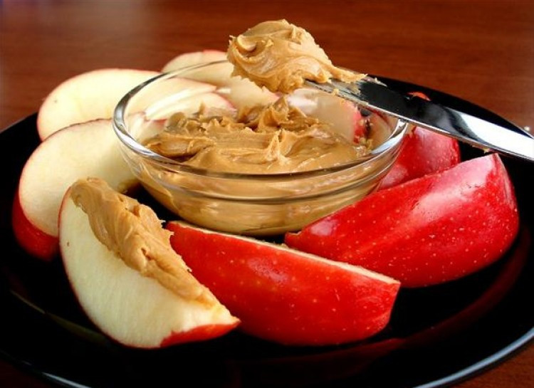 Táo, bơ đậu phộng và socola đen: Ăn các quả táo thái lát với socola đen và bơ đậu phộng giúp giảm cholesterol tốt nhất đồng thời cũng làm tăng đường huyết ở mức vừa phải. Ảnh: Internet.