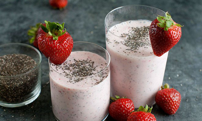Thêm hạt chia vào cốc sinh tố ăn sáng: Hạt chia chứa chất xơ giúp giảm đường huyết sau khi ăn bữa nhiều carb. Cho thêm hạt chia vào cốc sinh tố ăn sáng sẽ giúp bạn cảm thấy no lâu và hỗ trợ làm chậm tiêu hóa. Điều này sẽ giúp đường huyết tăng chậm.