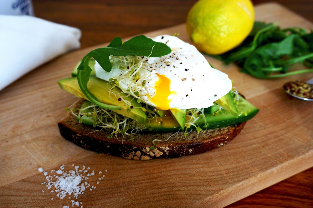 Bánh mì ngũ cốc với bơ: Hãy chọn loại bánh mì ngũ cốc giàu chất xơ. Loại bánh này ăn kèm với chất béo lành mạnh như bơ giúp kiểm soát bệnh tiểu đường.