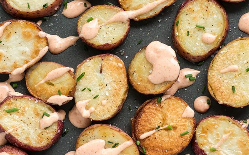 Khoai tây với giấm: Khoai tây tươi được nấu chín cùng với giấm giúp kiểm soát tăng đường huyết ở bệnh nhân.