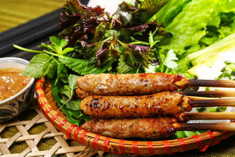 Nem nướng: Đây cũng là món ăn vặt Quảng Nam ưa thích của các du khách khi đến địa điểm này. Nem nướng thơm lừng ăn kèm nước chấm cay cay và rau sống vô cùng hấp dẫn. Ảnh: Vntrip.