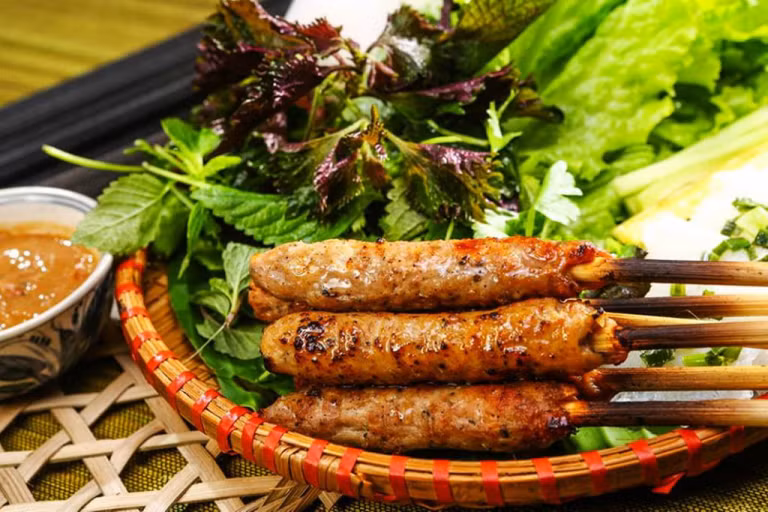 Nem nướng: Đây cũng là món ăn vặt Quảng Nam ưa thích của các du khách khi đến địa điểm này. Nem nướng thơm lừng ăn kèm nước chấm cay cay và rau sống vô cùng hấp dẫn. Ảnh: Vntrip.