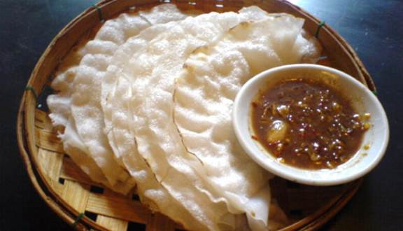 Người ta nướng vàng hai mặt bánh tráng giòn bên ngoài cho dậy hương thơm trước khi phục vụ thực khách. Khi dùng bánh tráng đập, người ăn chỉ cần lấy tay đập lên hai loại bánh tráng để lớp bên ngoài dính vào bánh ướt bên trong, bẻ miếng nhỏ chấm mắm nêm và thưởng thức. Ảnh: Foody.