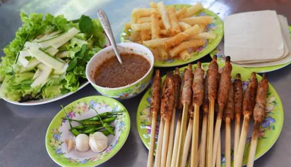 Nguyên liệu làm món này rất đơn giản chỉ là thịt heo quê hương, đa phần là thịt nạc, chỉ cho bám thêm một xíu mỡ. Khi nướng phần mỡ chảy ra, nem được ủ vừa chín tới tỏa ra hương thơm lôi cuốn. Ảnh: Foody.