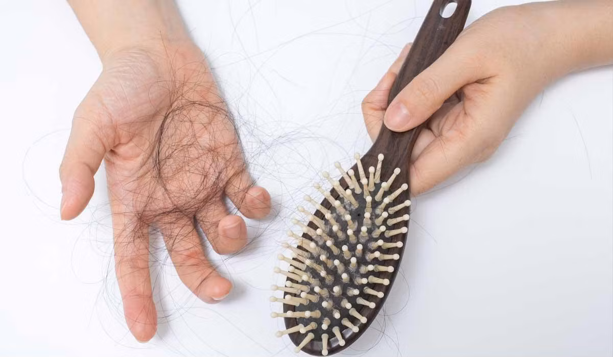 Tóc rụng thường xuyên: Mái tóc rụng nhiều hơn bình thường là dấu hiệu cho thấy chế độ ăn uống của bạn đang thiếu dưỡng chất, cụ thể là chất sắt. Điều bạn cần làm là thay đổi thực đơn ăn uống, bổ sung thêm nhiều thực phẩm chứa sắt để phục hồi mái tóc.