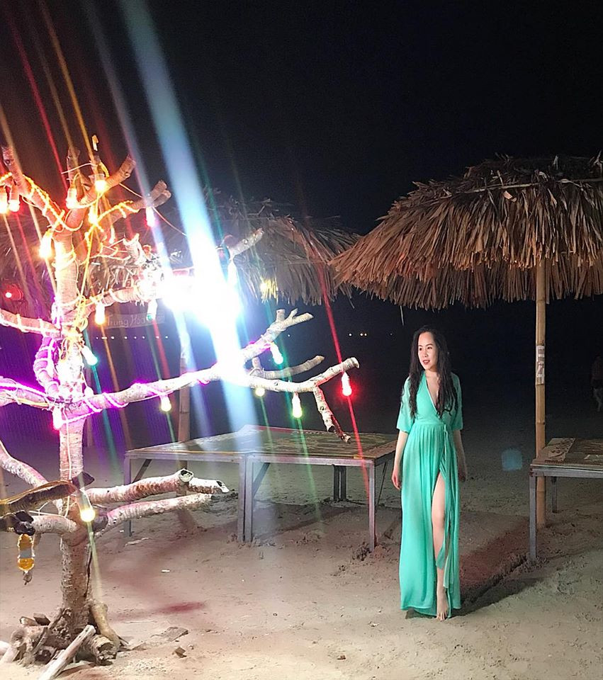 Kiểu váy xanh đi biển với những đường cắt xẻ vừa điệu đà vừa sexy.