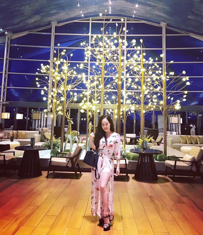 Những phụ kiện không thể thiếu của cô nàng này là giày cao gót và túi xách.