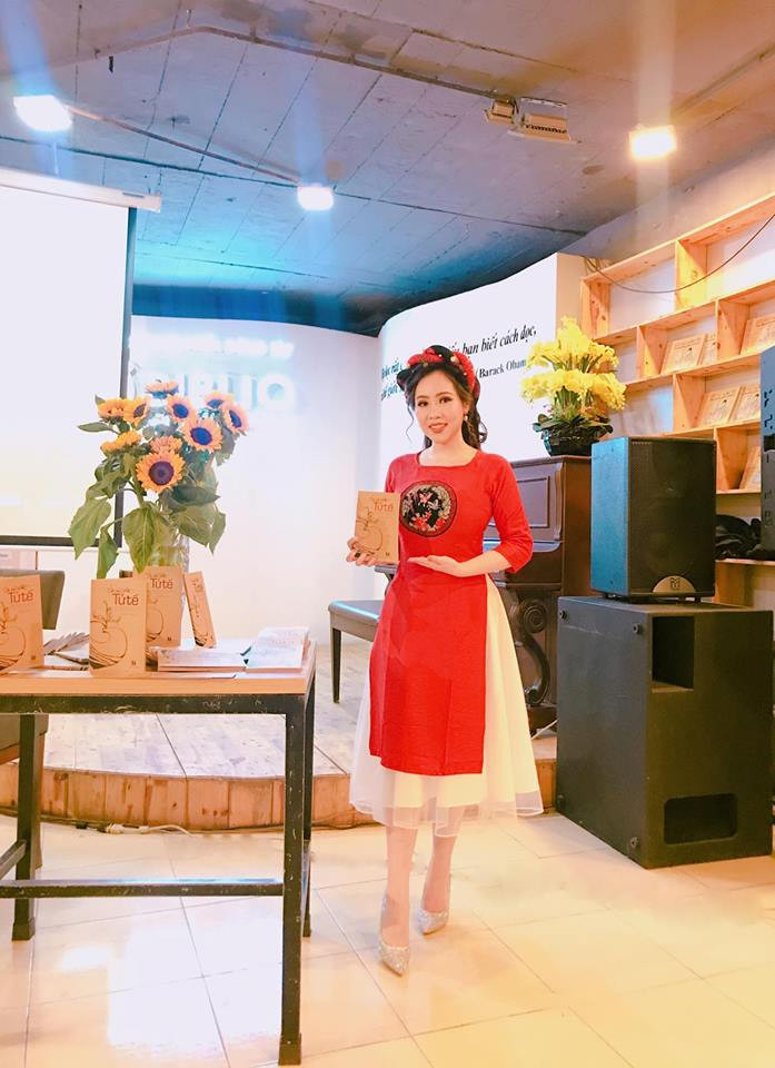 Diễn viên Trương Phương nữ tính và nền nã trong kiểu áo dài cách điệu với váy.