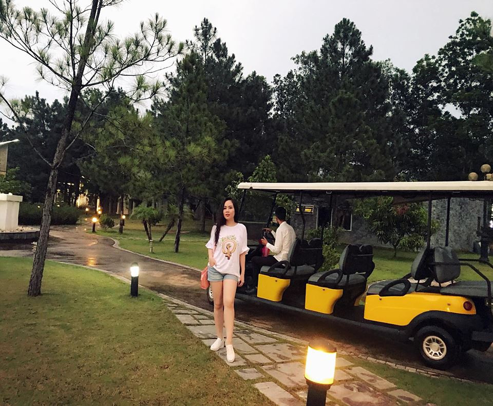 Thời trang dạo phố của cô cũng khá giản dị với áo phông và quần short.