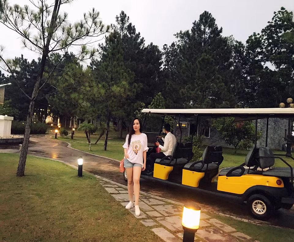 Thời trang dạo phố của cô cũng khá giản dị với áo phông và quần short.