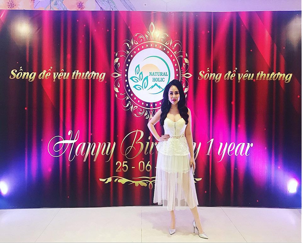 Váy trắng chân voan được cô phối với giày cao gót màu xám.