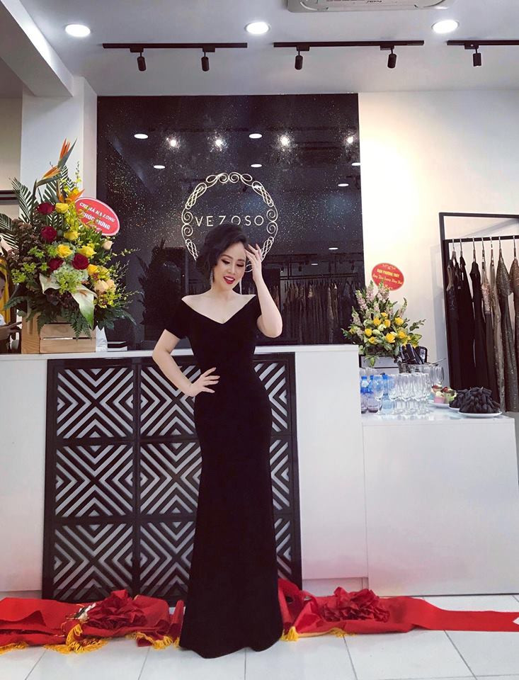 Phong cách thời trang sang chảnh và chiếc đầm đen huyền bí tôn lên nước da trắng nõn của Trương Phương.