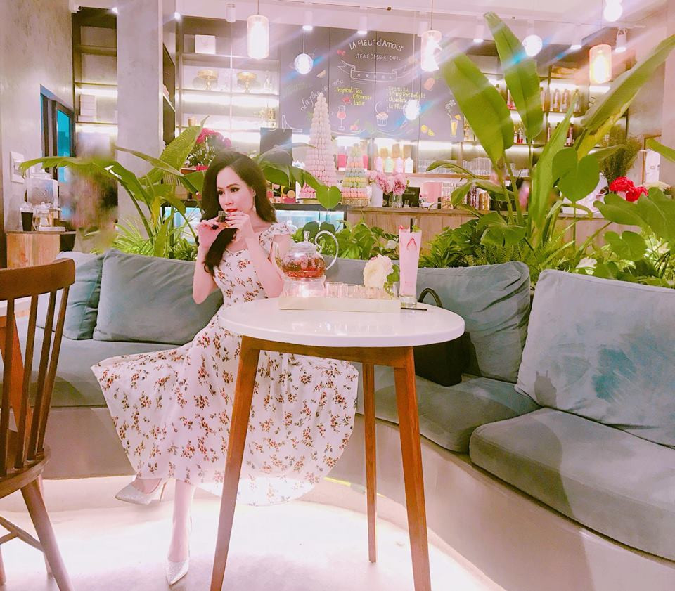 Cô chọn kiểu váy hoa nhí điệu đà khi đi du lịch.