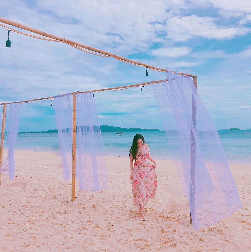 Kiểu đầm hoa trễ vai rất thích hợp để đi biển.