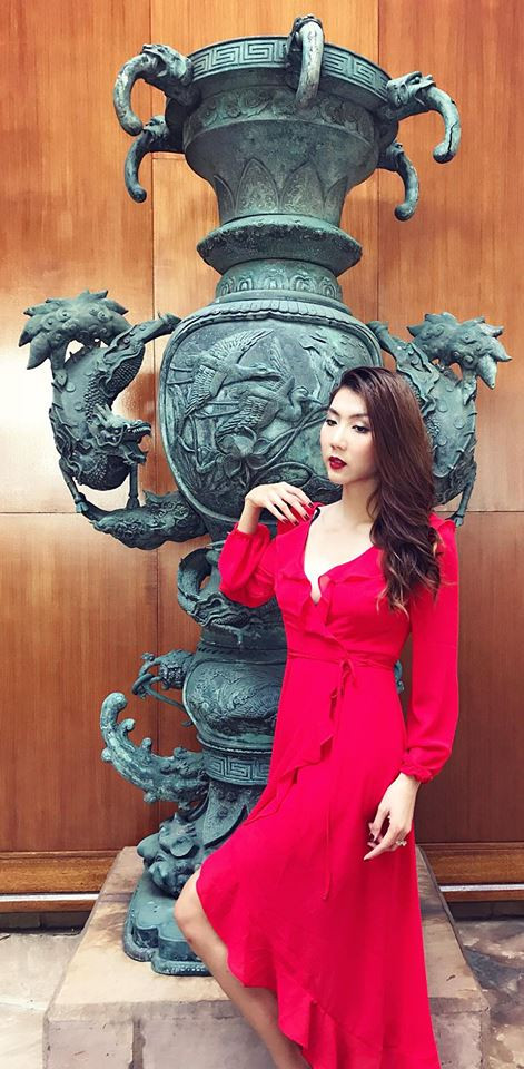 Cô diện chiếc váy đỏ vừa gợi cảm vừa quyến rũ. Ảnh: FBNV.