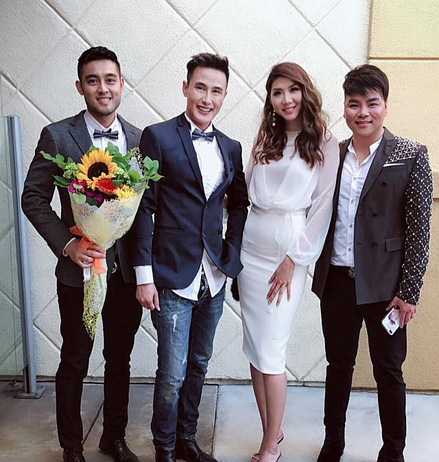 Cô diện chiếc váy trắng nổi bật.