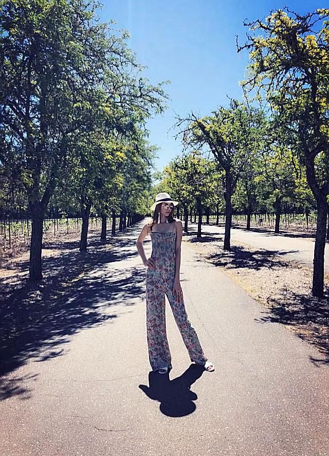 Cô thả dáng với bộ jumsuit hoa.