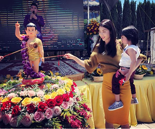 Gái một con trông mòn con mắt.