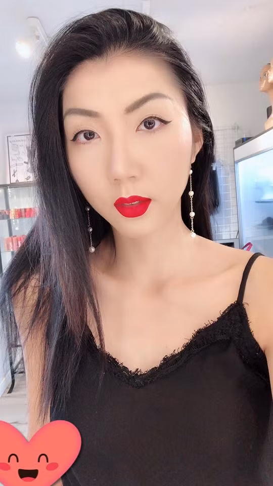 Cô diện áo hai dây khoe làn da trắng nõn nà.