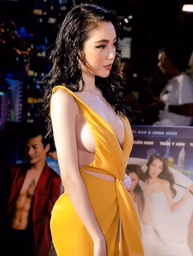 Tương tự, Elly Trần từng bị cho là phản cảm khi mặc chiếc váy vàng với những đường cắt xẻ quá đà.