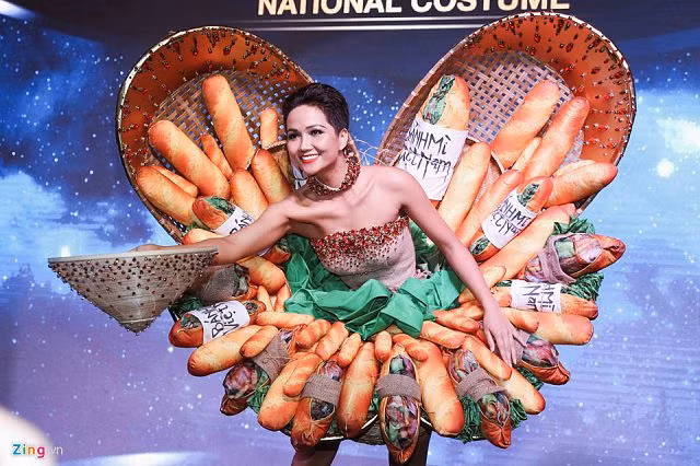 Trên mạng xã hội, nhiều ý kiến cho rằng "bánh mì" không phù hợp vì món ăn này có nguồn gốc từ phương Tây nên không hề "thuần Việt". Ảnh: Zing.