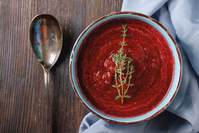 Súp quả mọng khô (Elderberry): Elderberries là những quả mọng khô của cây Sambucis Nigra. Chúng có nhiều vitamin A, B và C và kích thích hệ thống miễn dịch. Súp Elderberry có thể được tìm thấy trong nhiều cửa hàng thực phẩm sức khỏe và trực tuyến.