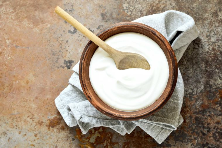 Probiotic (có trong sữa chua): Vì men vi sinh giữ cho đường ruột của bạn khỏe mạnh, chúng cũng có thể giúp tăng cường hệ thống miễn dịch. Theo nghiên cứu, các chế phẩm sinh học có hiệu quả hơn trong việc ngăn ngừa nhiễm trùng đường hô hấp trên cấp tính hơn so với giả dược.