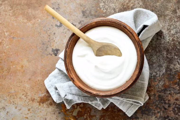 Probiotic (có trong sữa chua): Vì men vi sinh giữ cho đường ruột của bạn khỏe mạnh, chúng cũng có thể giúp tăng cường hệ thống miễn dịch. Theo nghiên cứu, các chế phẩm sinh học có hiệu quả hơn trong việc ngăn ngừa nhiễm trùng đường hô hấp trên cấp tính hơn so với giả dược.