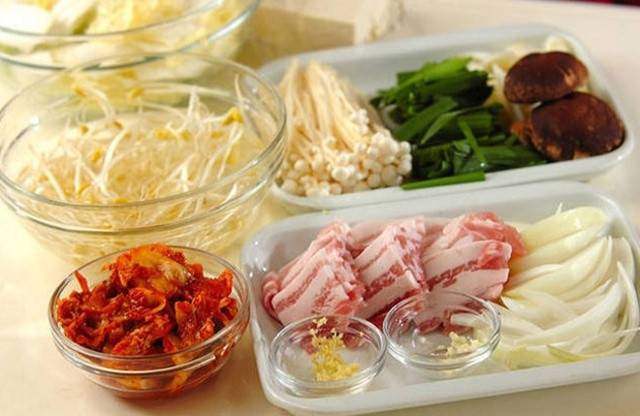 Cach nau lau kim chi chuan ngon xi xup ngay dong lanh gia-Hinh-2