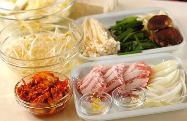 Cach nau lau kim chi chuan ngon xi xup ngay dong lanh gia-Hinh-2