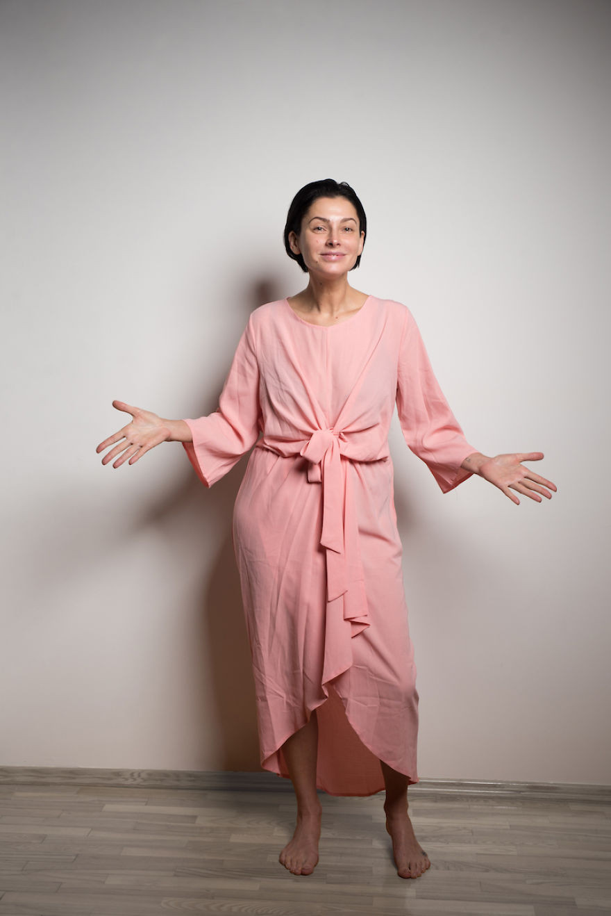 Rồi khi nhận và mặc thử bộ quần áo, cô ấy cảm thấy bối rối không biết nên khóc hay cười. Nhìn bộ quần áo mặc lên người chẳng khác gì mớ giẻ lau. 