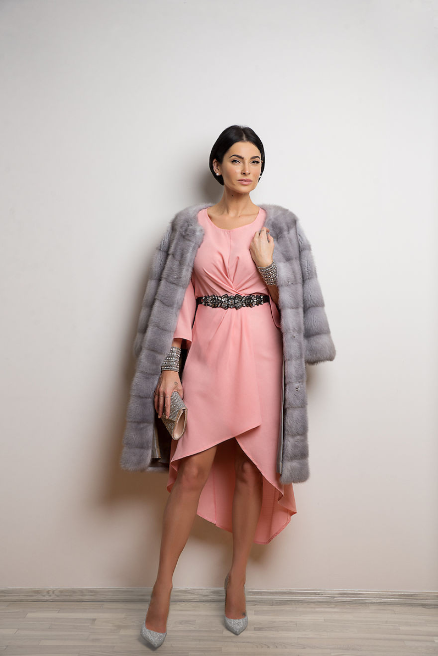 Tuy nhiên, sau đó cô ấy đã cố mỉm cười và thử thiết kế lại bộ quần áo nhằm giúp chúng trông phong cách, bớt rẻ tiền hơn. Thật may mắn chỉ với vài thủ thuật như là phẳng quần áo, phối lại đồ, tạo kiểu tóc và trang điểm, cô ấy đã biến những món đồ “giẻ rách” này thành bộ quần áo thời trang.